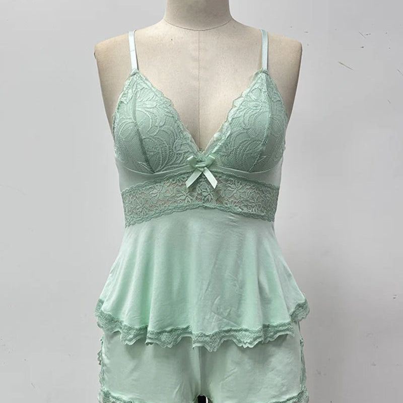 Ensemble de nuit en dentelle avec caraco et short à col en V