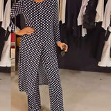Costume élégant fendu à pois