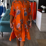 Robe avec boutons et col V imprimé