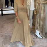 Robe élégante de couleur unie avec col en V et manches trois-quarts