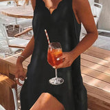 Petite Robe noire à encolure ondulée