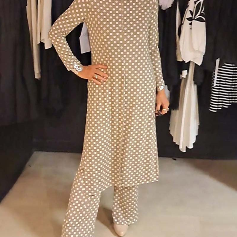 Costume élégant fendu à pois