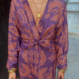 Robe élégante à manches longues et col en V imprimé vintage
