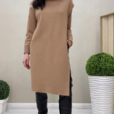 Robe pull à col roulé et fente latérale