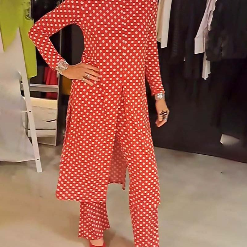 Costume élégant fendu à pois