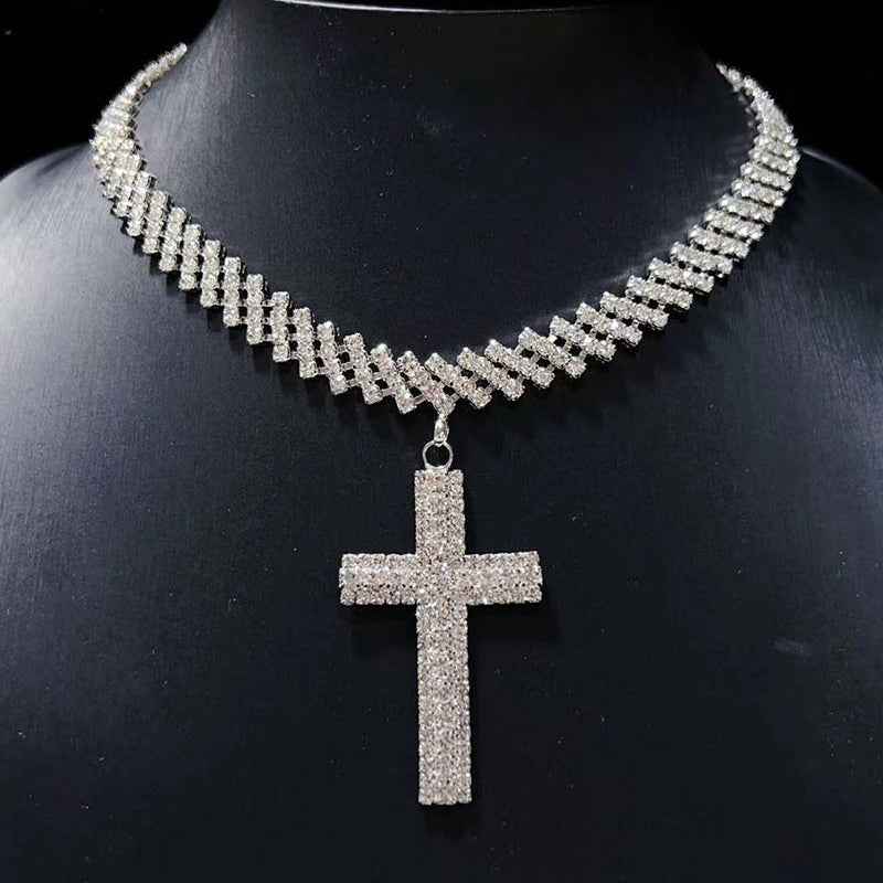 Pendentif croix en diamant étincelant