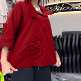 Blouse fleurie patchwork en dentelle à revers