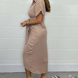 Élégante robe plissée à col chemise