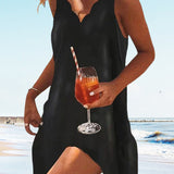 Petite Robe noire à encolure ondulée