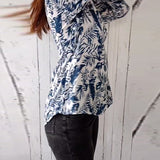 Blouse décontractée boutonnée imprimé feuilles, col V et manches neuf-quarts