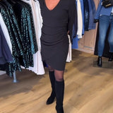 Robe avec cou de cou et manche fascinante