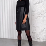Robe de couleur unie en cuir à empiècements