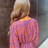 Robe élégante à manches longues et col en V imprimé vintage
