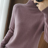 Pull simple à manches longues et col haut de couleur unie