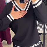 Costume décontracté à rayures contrastées et col en V