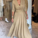 Robe élégante de couleur unie avec col en V et manches trois-quarts