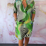 Robe à poches imprimée colorée avec col en V et demi-manches