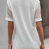 T-shirt uni en dentelle col V