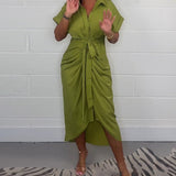 Élégante robe plissée à col chemise
