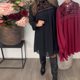 Robe Avec Détail de Découpe en Dentelle, Design à Manches Bouffantes Et Aura Élégante