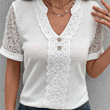 T-shirt uni en dentelle col V