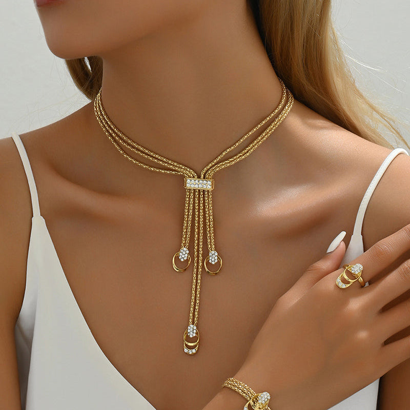 Ensemble collier et boucles d'oreilles simples