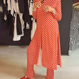Costume élégant fendu à pois