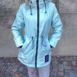 Manteau à fermeture éclair et cordon de serrage