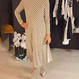 Costume élégant fendu à pois