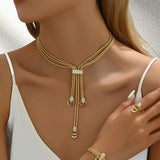 Ensemble collier et boucles d'oreilles simples