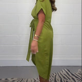 Élégante robe plissée à col chemise