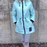 Manteau à fermeture éclair et cordon de serrage