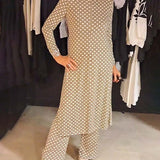 Costume élégant fendu à pois