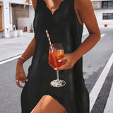 Petite Robe noire à encolure ondulée