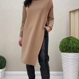 Robe pull à col roulé et fente latérale