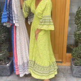 Robe longue à manches évasées en V profond