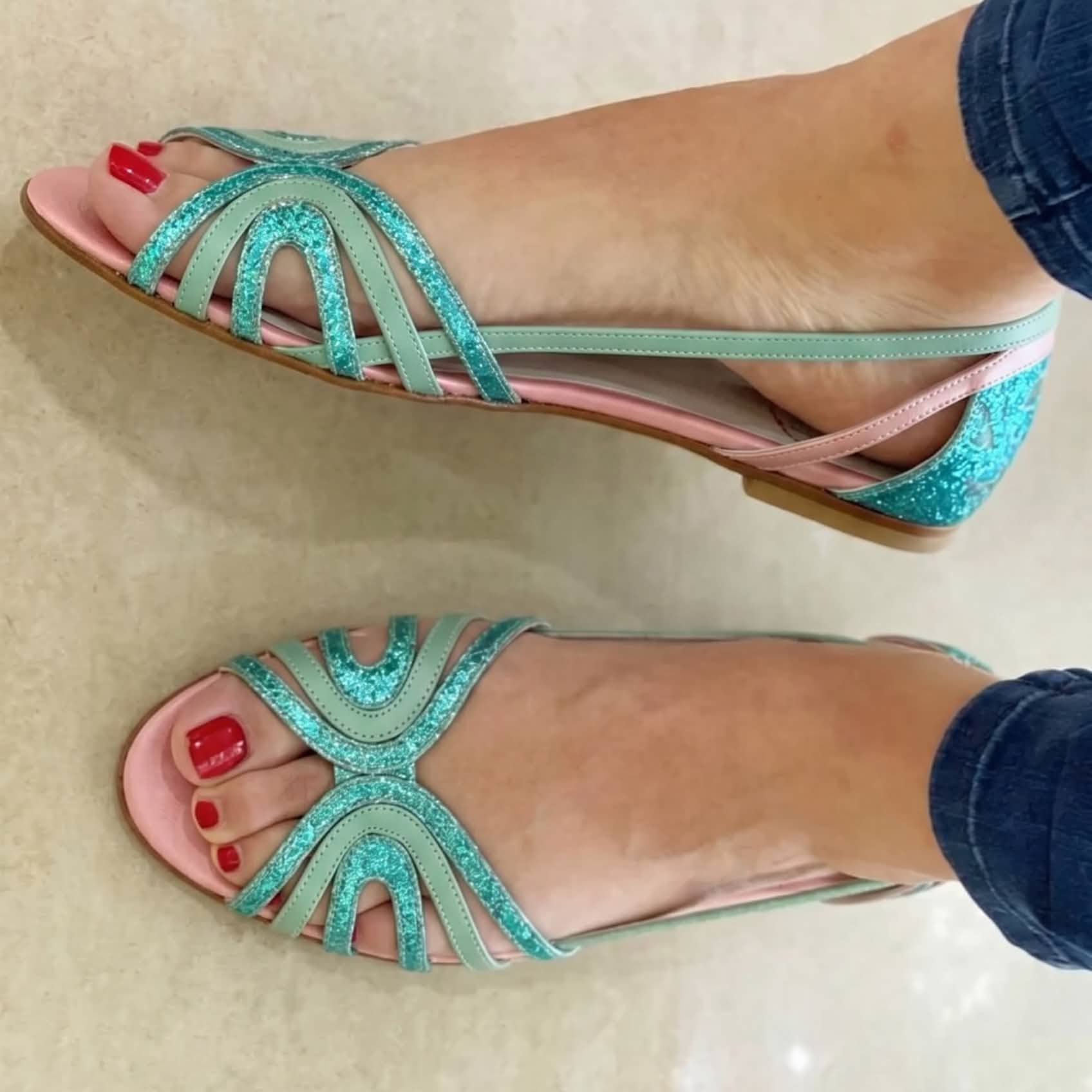 Sandales brillantes avec motif décoratif