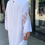 Robe en dentelle à col rond