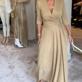 Robe élégante de couleur unie avec col en V et manches trois-quarts