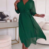 Robe à col en V de couleur unie à la taille