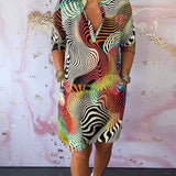 Robe à poches imprimée colorée avec col en V et demi-manches
