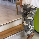 Pantalon décontracté à poches et imprimé camouflage
