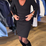 Robe avec cou de cou et manche fascinante