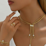 Ensemble collier et boucles d'oreilles simples