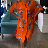 Robe avec boutons et col V imprimé