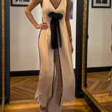 Costume élégant avec nœud sans manches