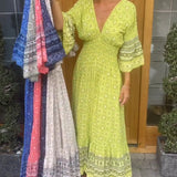 Robe longue à manches évasées en V profond
