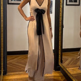 Costume élégant avec nœud sans manches