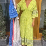 Robe longue à manches évasées en V profond