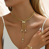 Ensemble collier et boucles d'oreilles simples